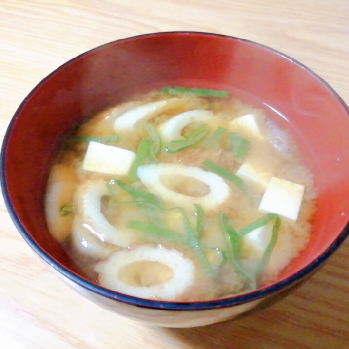 豆腐とちくわとねぎの味噌汁